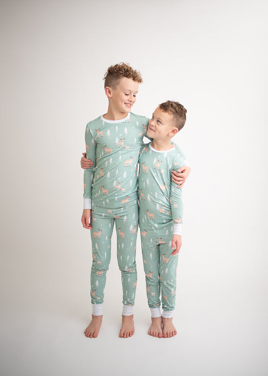 boys wearing christmas long-sleeve pajamas in green reindeer